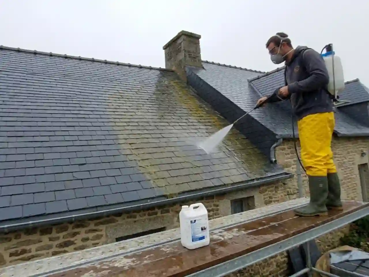 Traitement algicide contre l'humidité aveyronnaise